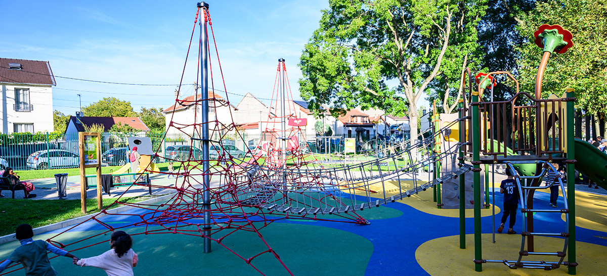 Photo d'un parc avec des jeux pour enfant 