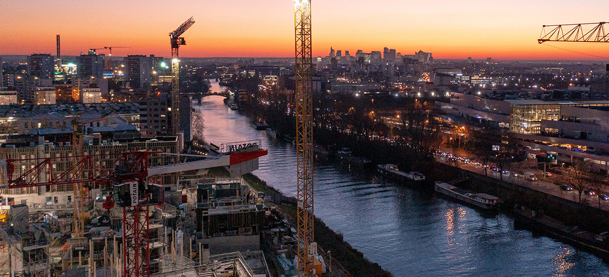 Chantier montrant de nombreuses grues