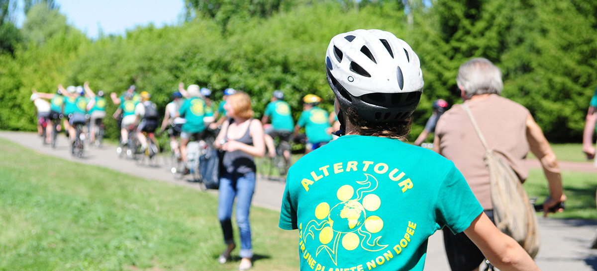 Photo montrant un groupe de personnes faisant du vélo dans un parc. 