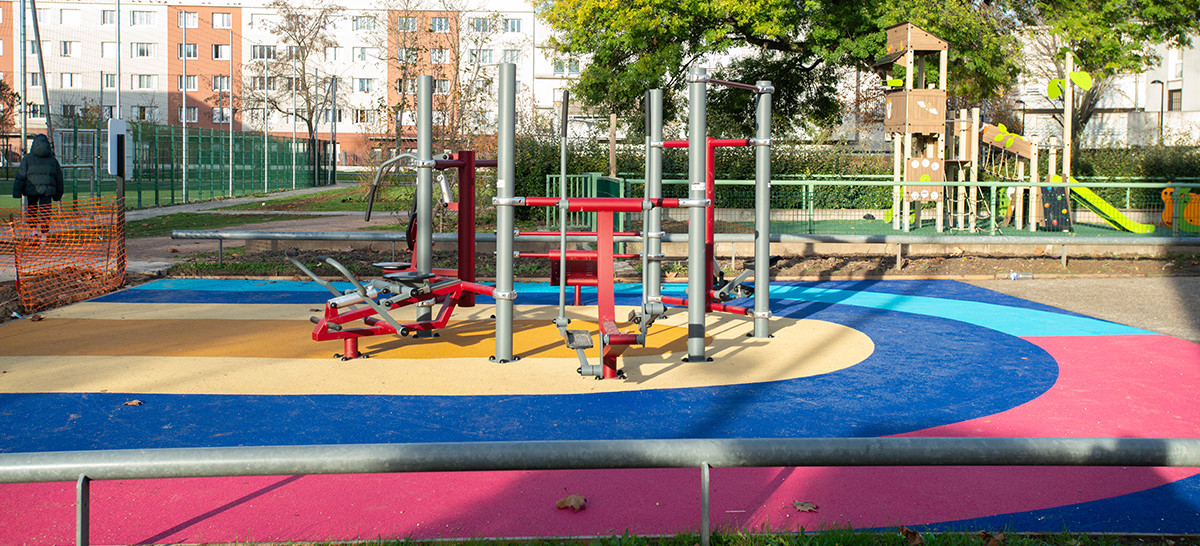 photo montrant une aire de sport et de jeux