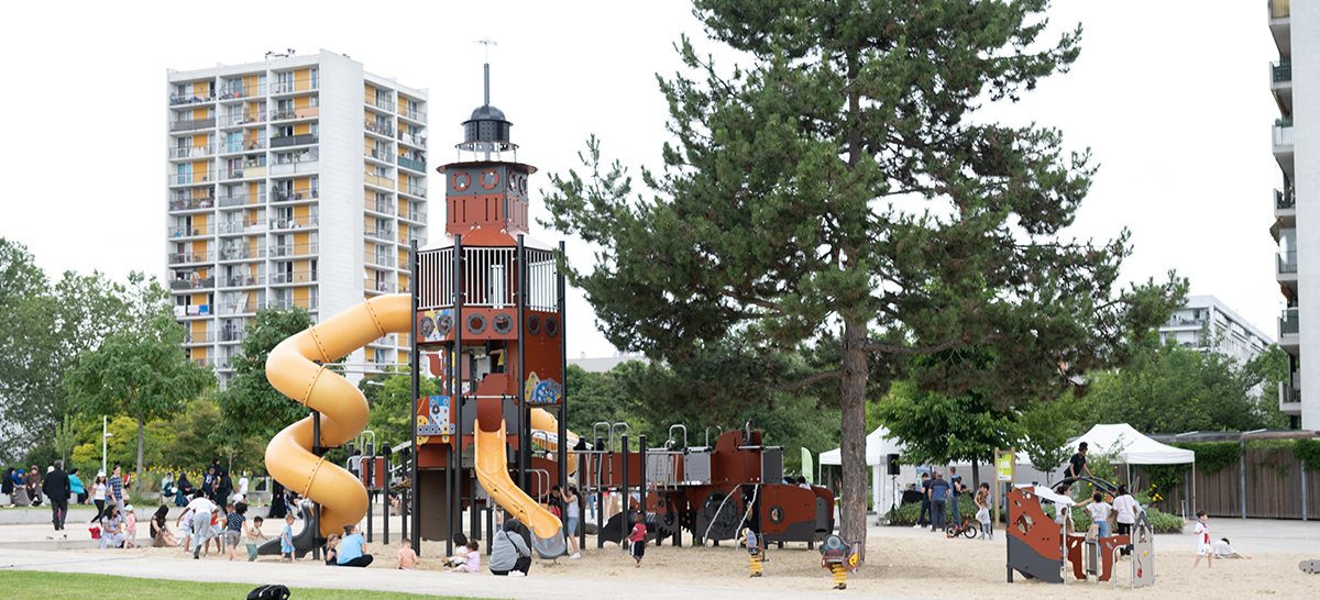 Parc avec des jeux pour enfants