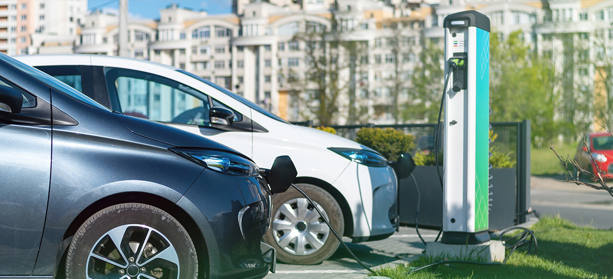 deux voitures électriques se rechargent à une borne. 